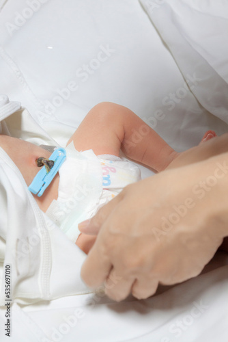 Mother's hand to change the baby's diaper 