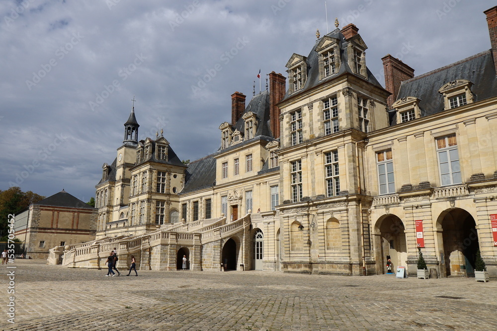Le château de Fontainebleau, vu de l'extérieur, ville de Fontainebleau, département de Seine et Marne, France