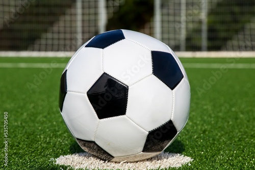 Symbolbild: Fußball auf einem leeren Fußballfeld © U. J. Alexander