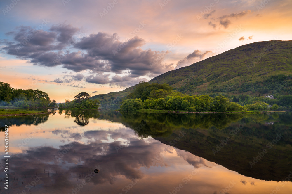 Obraz premium Loch Awe at sunset in Scotland