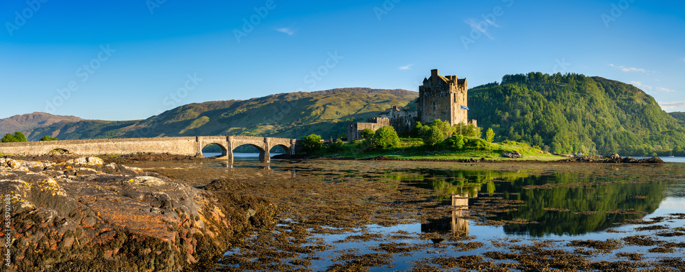 Fototapeta premium Eilean Donan Castle panorama in Scotland