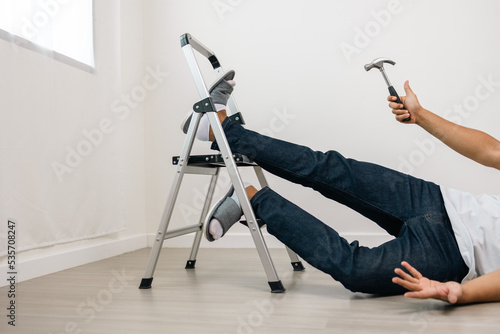 Canvas Print Carpenter falling down from ladder head hit the ground and fainted