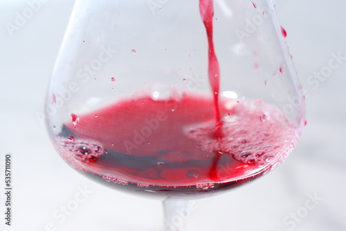 赤ワインが入ったワイングラス