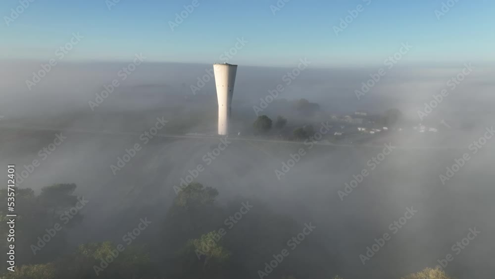 Chateau d’eau en pleine campagne