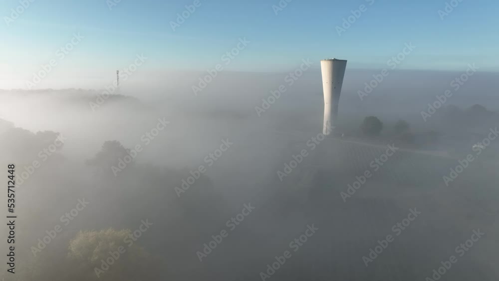 Chateau d’eau en pleine campagne