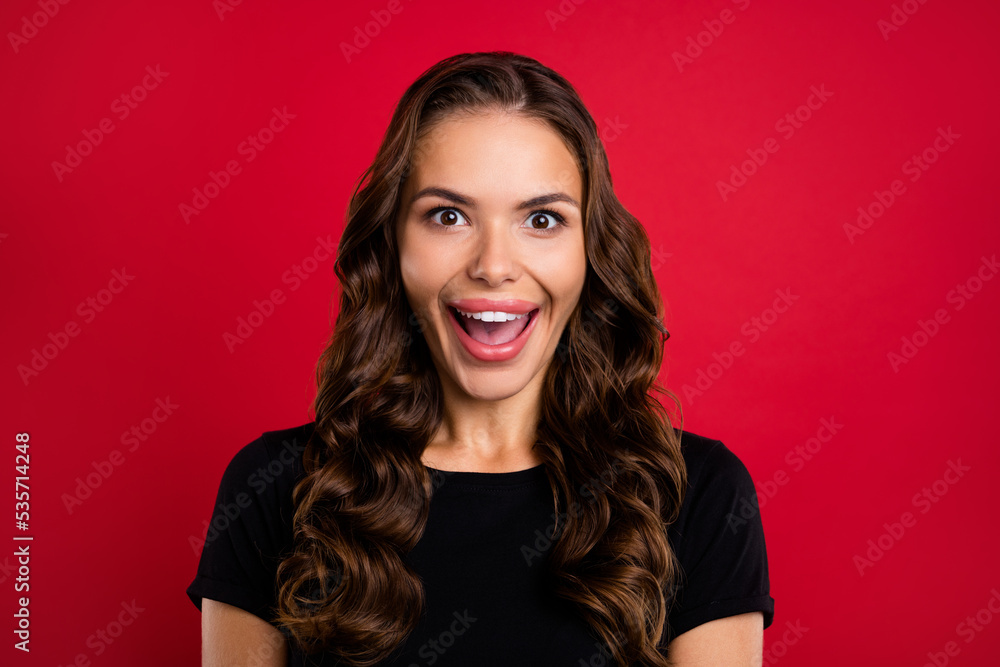 Photo of pretty impressed young woman wear black t-shirt open mouth ready for shopping smiling isolated red color background Photo of pretty impressed young woman wear black t-shirt open mouth ready for shopping smiling isolated red color background