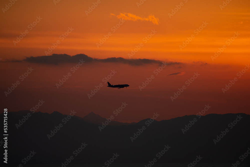 夕焼けの中の旅客機