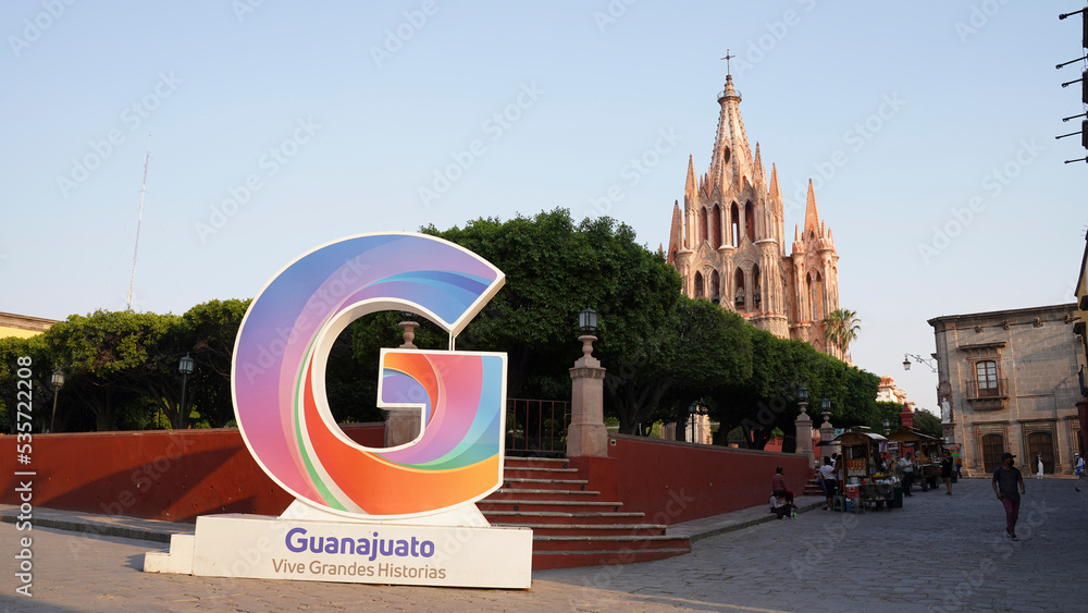 Obraz premium Parroquia de San Miguel Arcángel church in San Miguel de Allende in Guanajuato, Mexico.