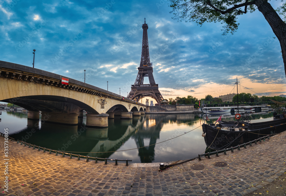 Pont d'Iéna bridge and Eiffel Tower at sunrise Pont d'Iéna bridge and Eiffel Tower at sunrise