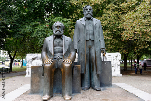 Karl Marx und Friedrich Engels Denkmal, Bundeshauptstadt Berlin, Deutschland, Europa photo