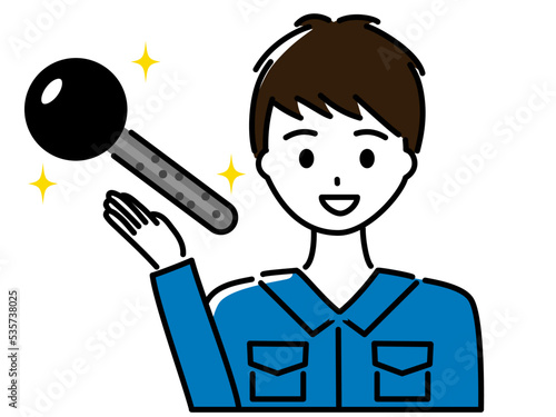 鍵を紹介する作業服を着た男性