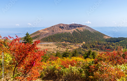 秋の一切経山登山道から紅葉の吾妻小富士