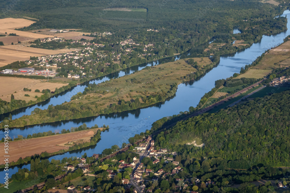 vue aérienne de la Seine à Saint Pierre-la-Garenne dans l'Eure en France