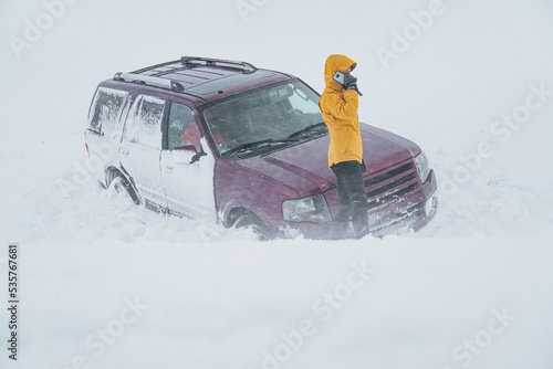 Obraz na płótnie Woman calling mechanical assistance for having an accident and going off the road. w salonie