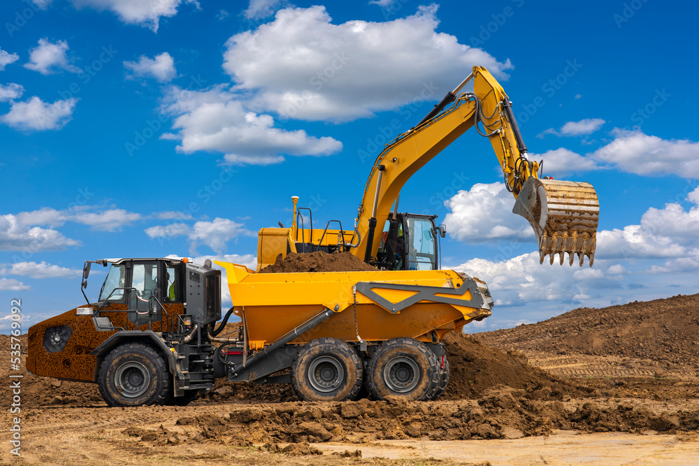 Bagger arbeitet auf einer Baustelle Bagger arbeitet auf einer Baustelle
