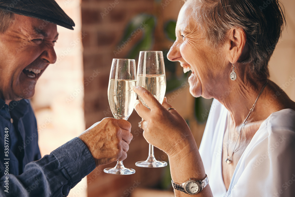 Foto de Champagne, toast and elderly couple laugh and relax, bond in