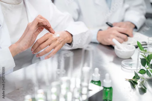 Obraz medicine biology laboratory of organic plant experiment test in glasses tube of cosmetic chemistry research medicals, chemical biotechnology science of nature leaf and green herbal oil technology