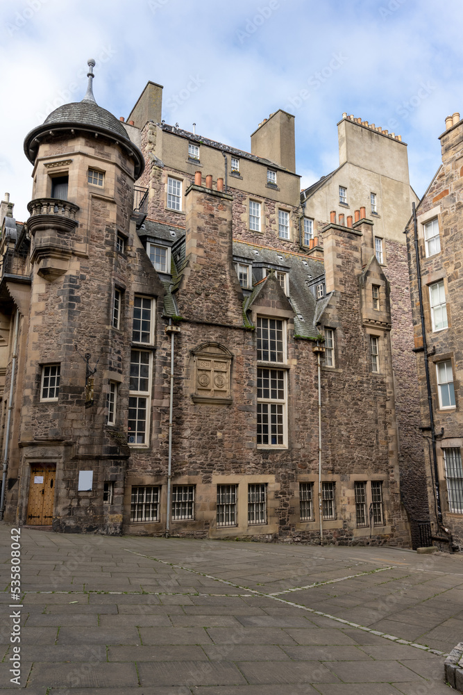 buildings and architecture of the city of edinburgh in scotland