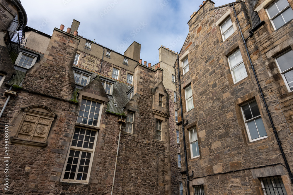 buildings and architecture of the city of edinburgh in scotland