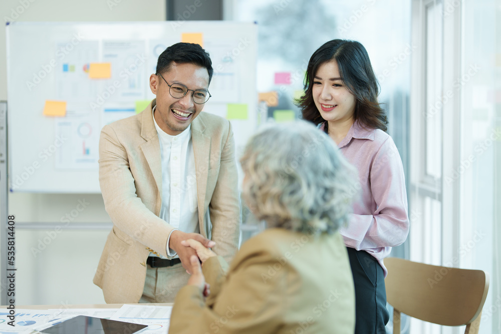 Obraz premium Asian entrepreneurs handshakes to congratulate the agreement between the two companies to enhance investment and financial strength. deal concept