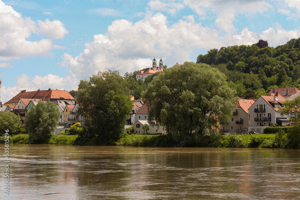 Stadt Silhouette eines Stadtviertels von Passau mit dem Fluß Inn und einer Burg im Hintergrund