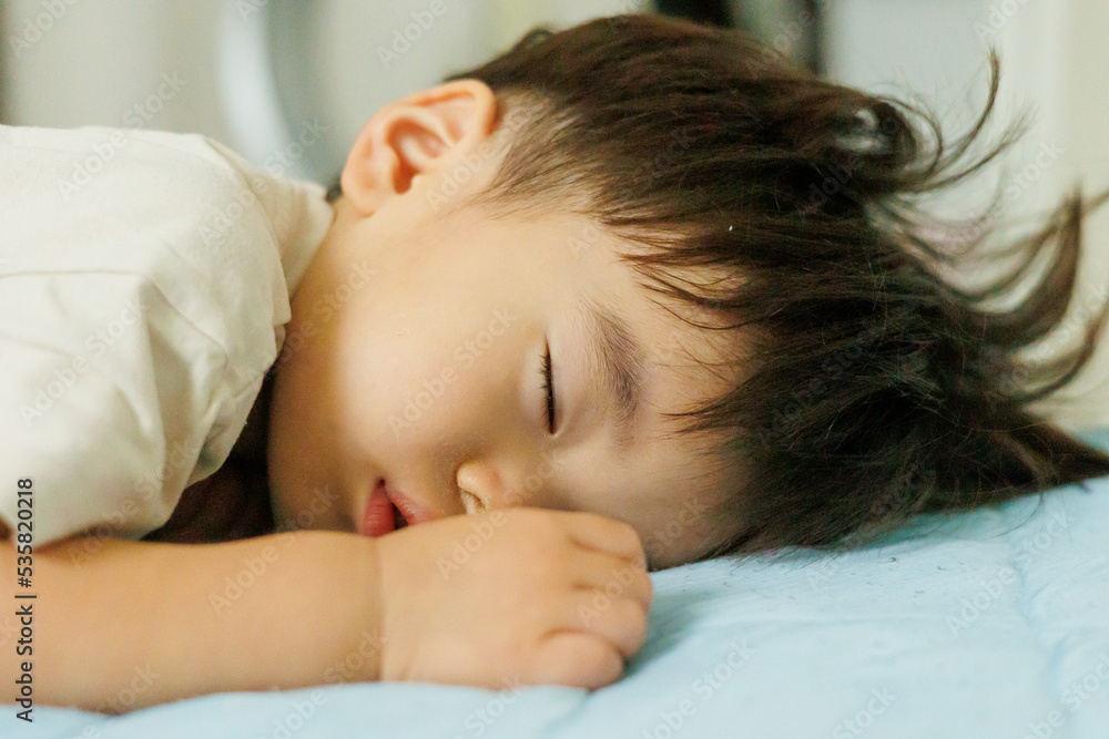 お昼寝中の男の子 お昼寝中の男の子