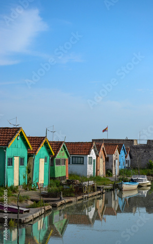 Cabanes ostréicoles multicolores  le long d'un chenal de la citadelle du Château d'Oléron