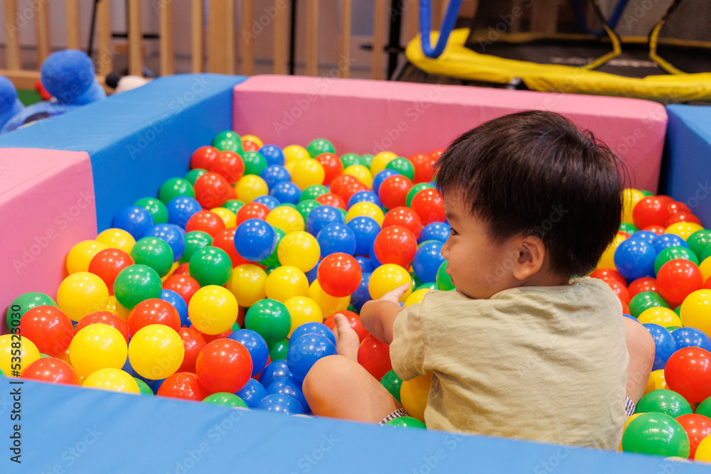 Obraz premium ボールプールで遊ぶ子供