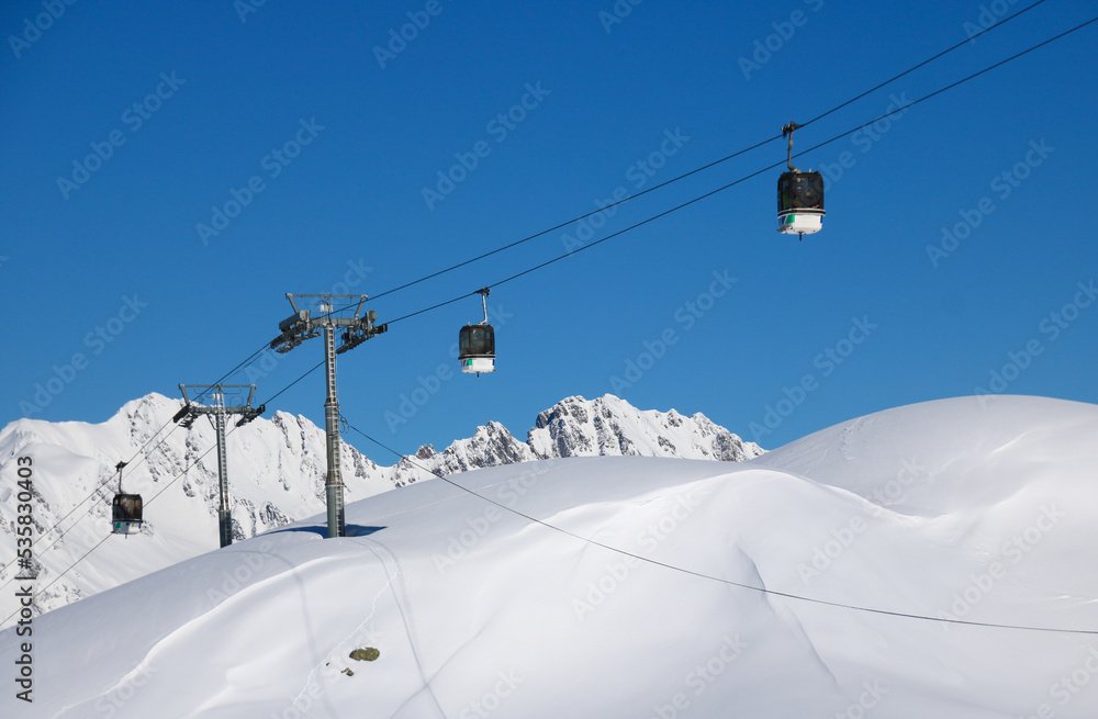 téléphérique dans la station de sports d'hiver de l'Alpe d'huez en hiver en Isère en France téléphérique dans la station de sports d'hiver de l'Alpe d'huez en hiver en Isère en France