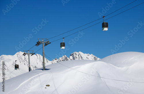 téléphérique dans la station de sports d'hiver de l'Alpe d'huez en hiver en Isère en France