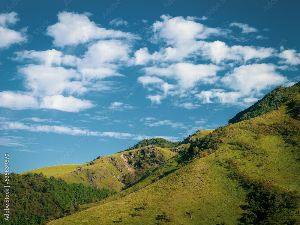 Fototapeta premium 【大分県】青空に雲が浮かぶ由布岳 湯布院