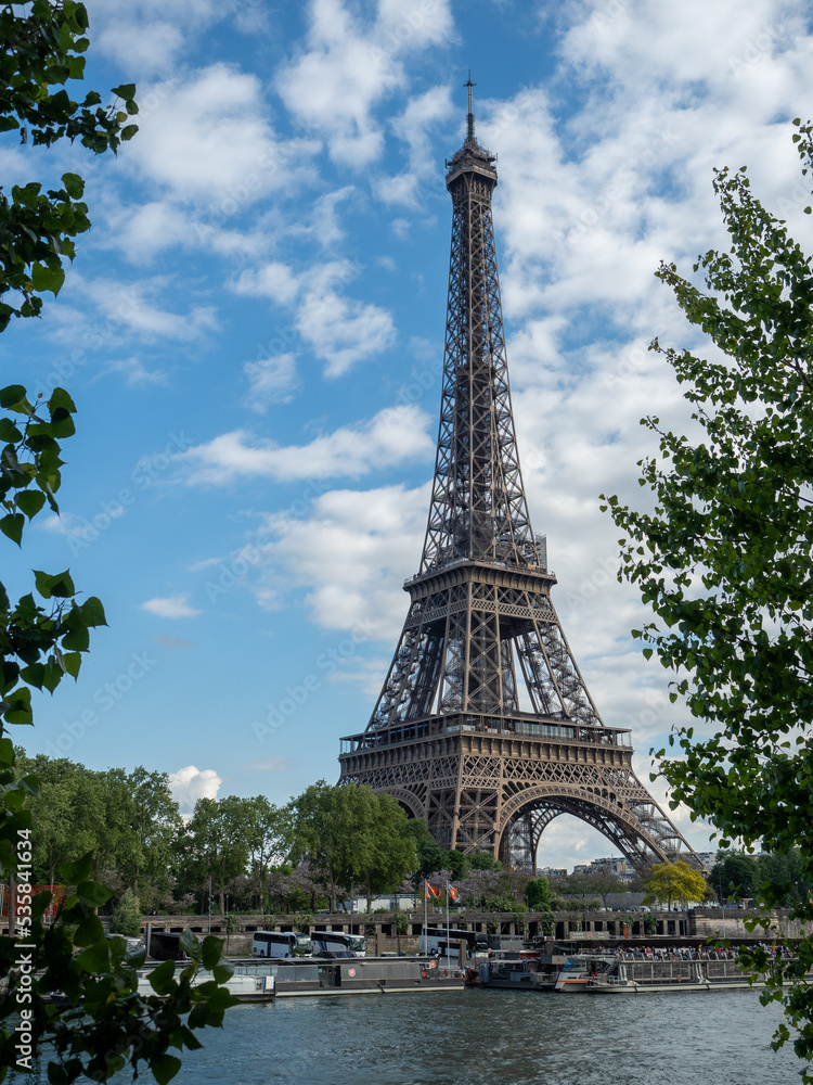 Fototapeta premium Eiffel tower across the Seine