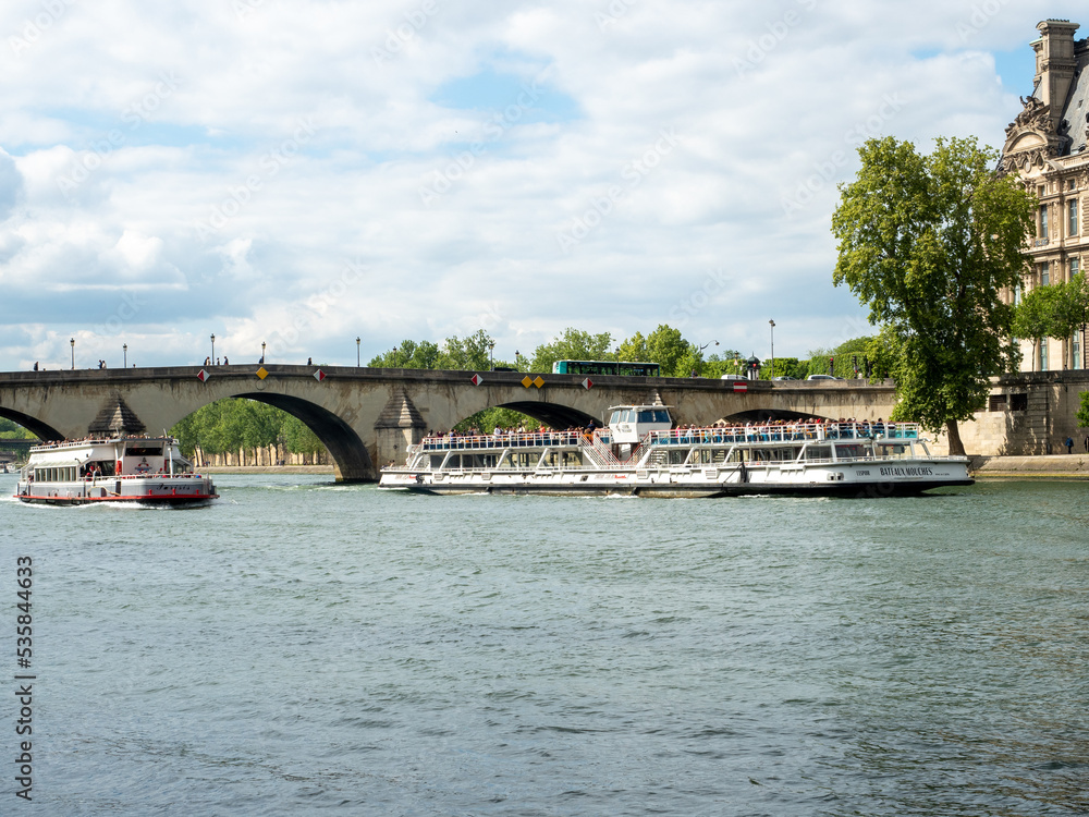 Fototapeta premium Boat traffic on the Seine River