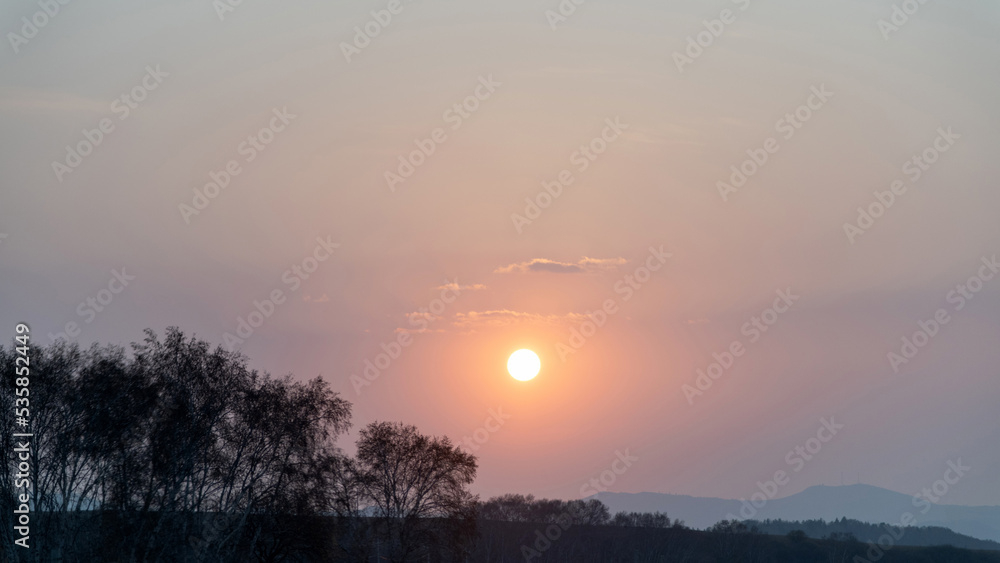 Obraz premium Sunset with trees in autumn park