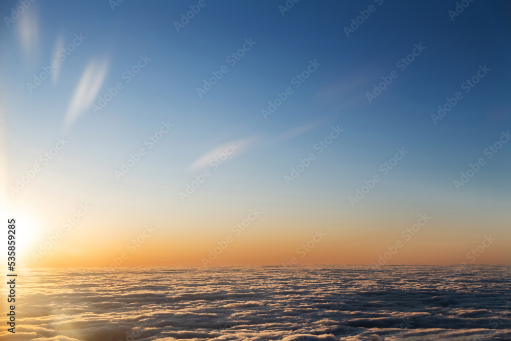 Obraz premium Looking at the sunset through airplane window