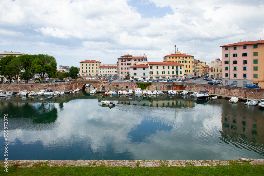 Maisons et bateaux colorés sur le port du bord de l'eau à Livourne, Italie