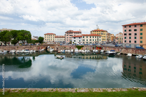 Maisons et bateaux colorés sur le port du bord de l'eau à Livourne, Italie © Ciuvaga