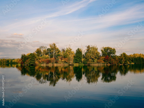 Fototapeta Naklejka Na Ścianę i Meble -  lake in autumn