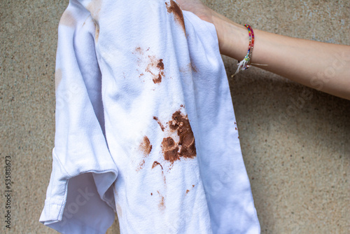 Foto Chocolate stains on white t shirt