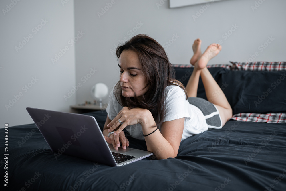 Mujer estudiando en cama - Woman studying in bed Mujer estudiando en cama - Woman studying in bed