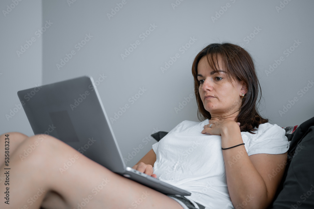 Mujer estudiando en cama - Woman studying in bed Mujer estudiando en cama - Woman studying in bed