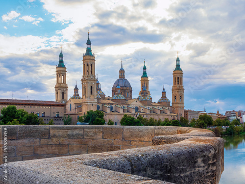 Vista de la Catedral-basílica de Nuestra Señora del Pilar frente al río Ebro en Zaragoza.