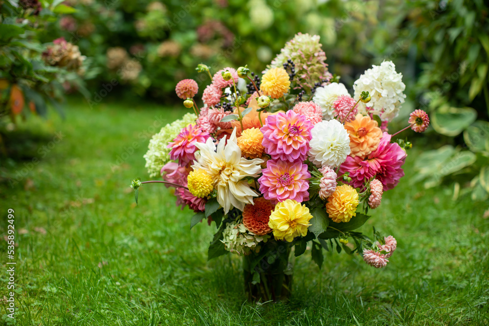 Kompozycja kwiatowa z kwiatów dalii, astrów i hortenji w ogrodzie, bukiet kwiatów, bouquet of flowers - obrazy, fototapety, plakaty 