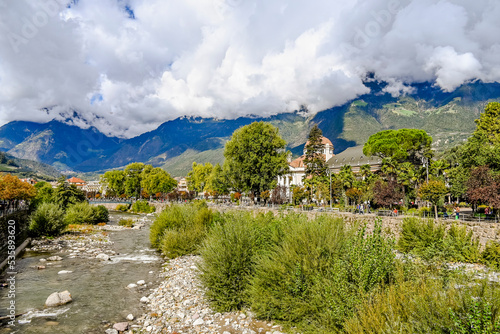 Meran, Kurhaus, Passer, Fluss, Passerpromenade, Kurpromenade, Altstadt, Vinschgau, Südtirol, Herbst, Herbstfarben, Herbstsonne, Italien photo