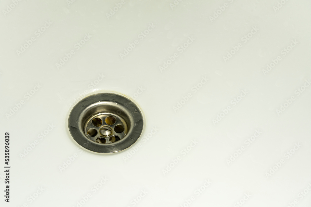 Insulated metal drain into the bath hole Insulated metal drain into the bath hole