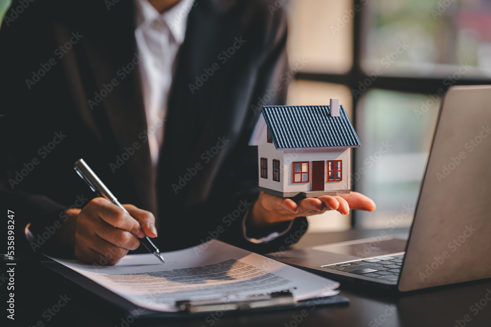 Fototapeta premium real estate agent Delivering sample homes to customers, mortgage loan contracts. Make a contract for hire purchase and sale of a house. and home insurance contracts, home mortgage loan concepts