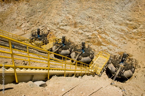 Gran mineria del cobre insfraestructura tuberias de acero correas transportadoras photo