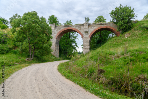 Fototapeta Naklejka Na Ścianę i Meble -  Most kolejowy w Kiepojciach przy drodze polnej