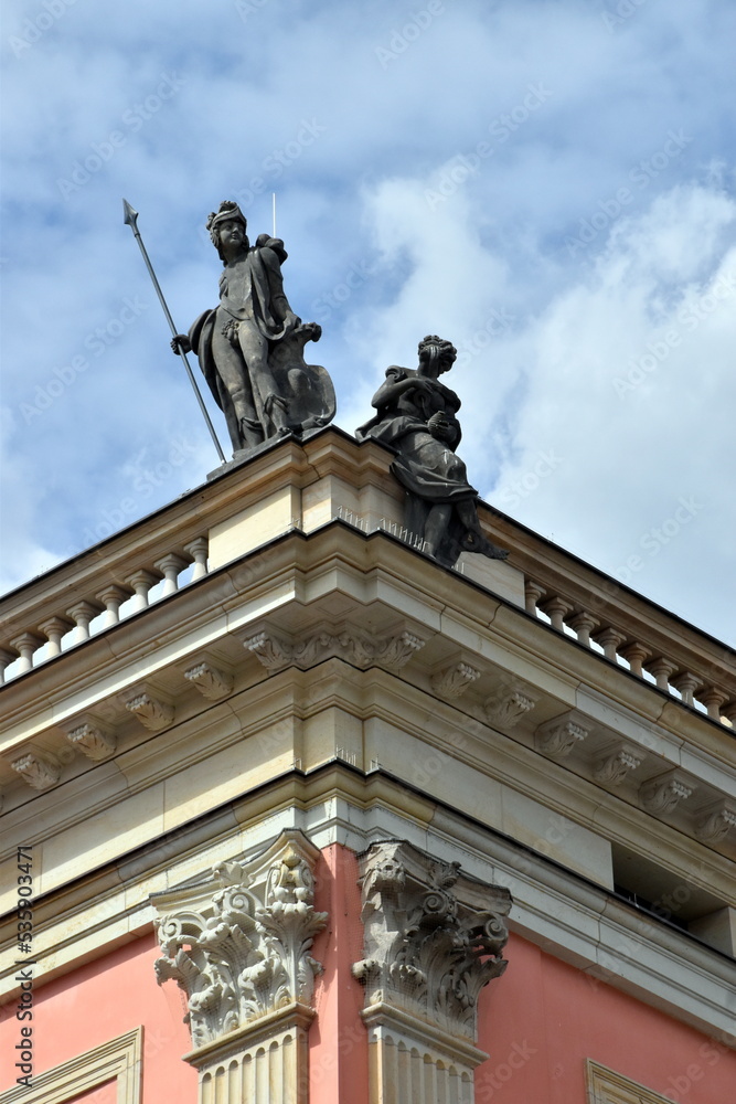 Figuren auf dem Dach des Landtags in Potsdam