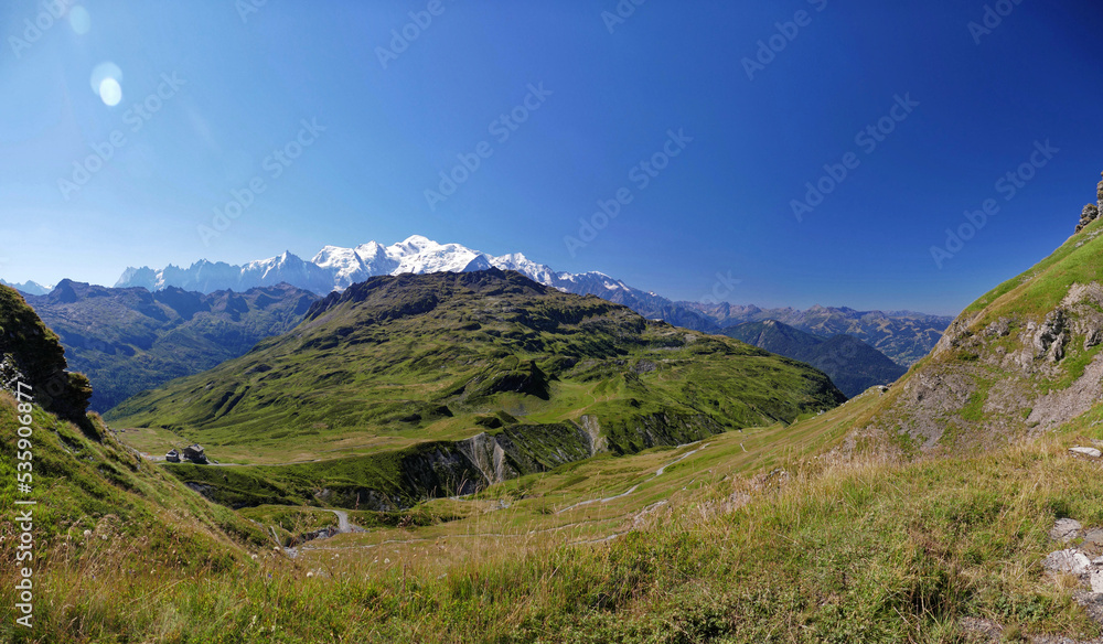 Vue panoramique du Col d'Anterne vers le massif du Mont Blanc et la pointe noire de Pormenaz et le lac éponyme